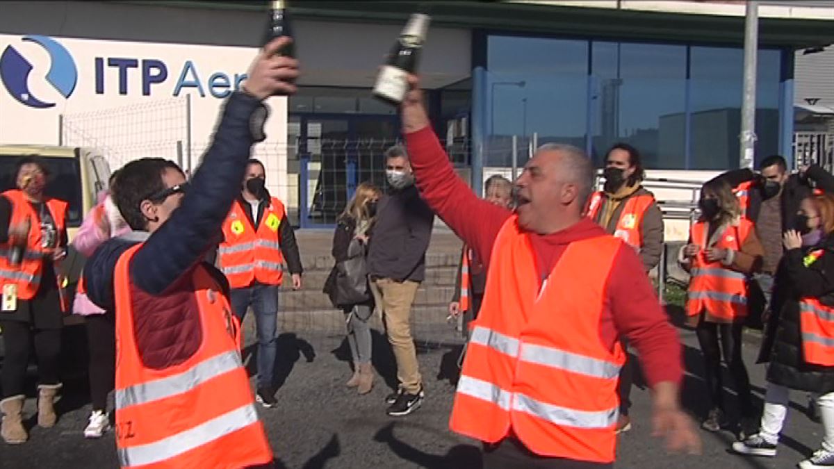 Trabajadores celebran la decisión. Imagen obtenida de un vídeo de EITB Media.