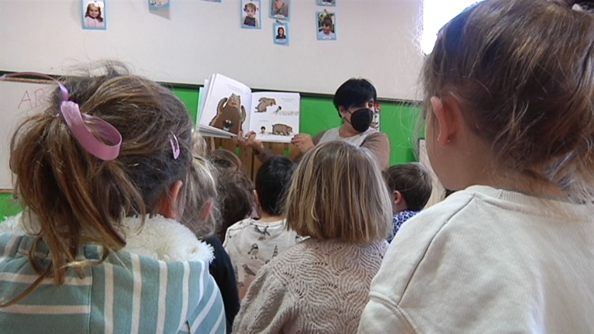 Una profesora contando un cuento. Imagen obtenida de un vídeo de EITB Media.