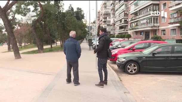 El exdirector del colegio San José de Bermeo en los años 70 (i), entrevistado por Asier Sánchez