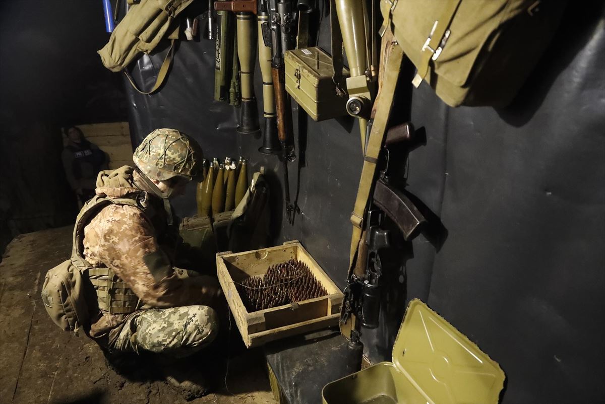Ukrainako soldadu bat Katerynivkan, Luhansketik gertu. Argazkia: EFE