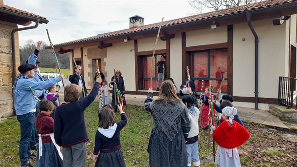 Los txikis de Barrundia llevan el Jueves de Lardero a los concejos del municipio