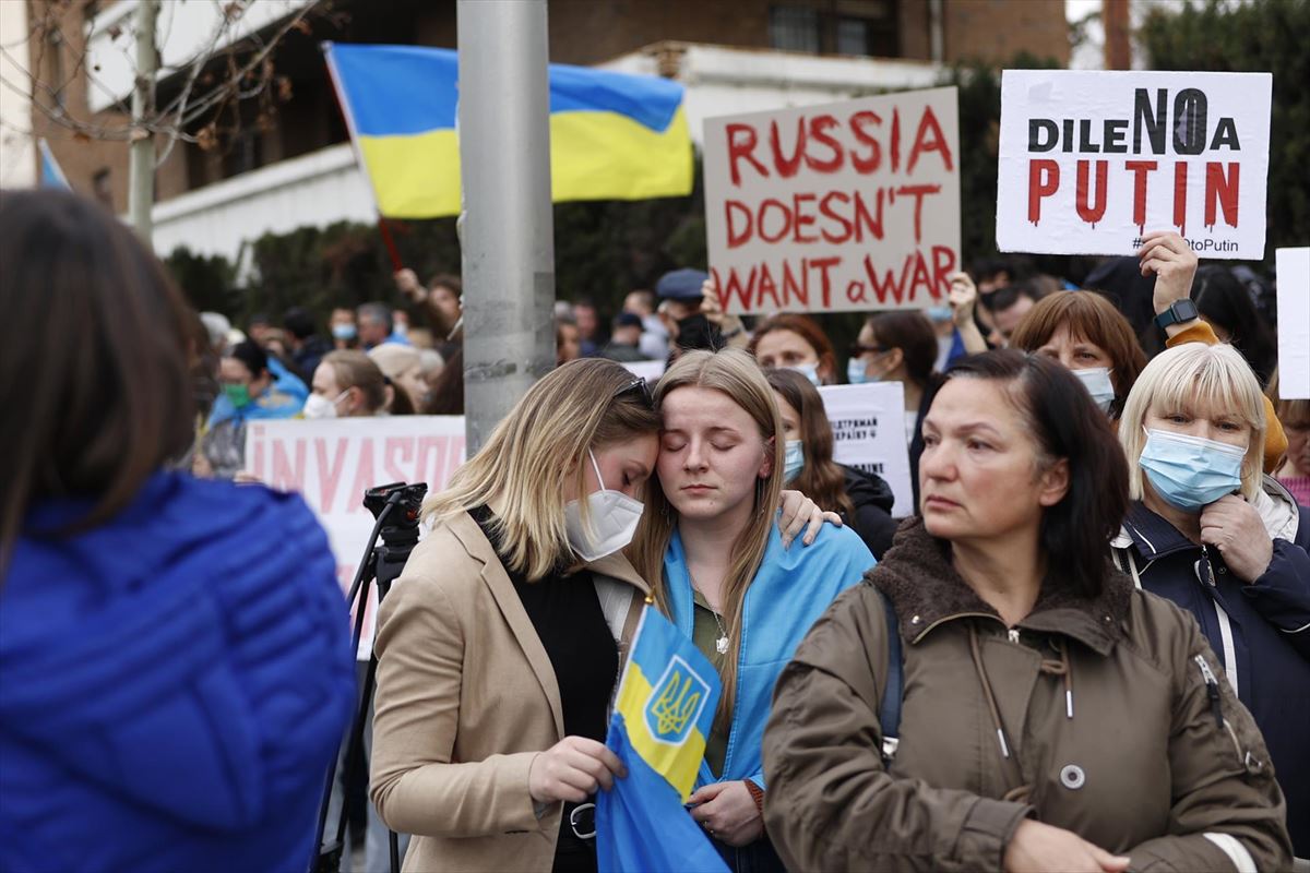 Una protesta ante la embajada rusa en España. Foto: EFE