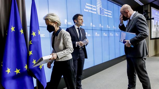 Von der Leyen, Macron y Michel, tras la rueda de prensa para anunciar las sanciones. 