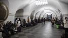Cientos de personas pasan la noche en el metro de Kiev. EFE title=