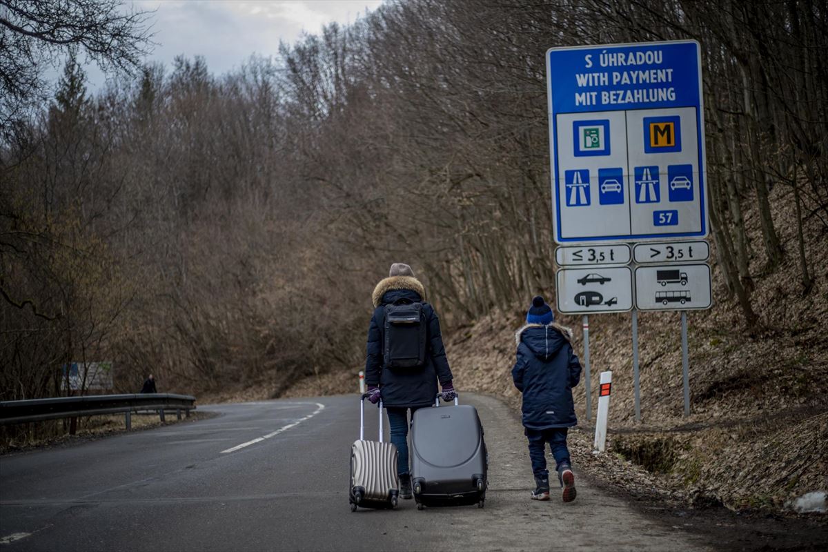 Aita-semeak Eslovakiara bidean. Argazkia: EFE.