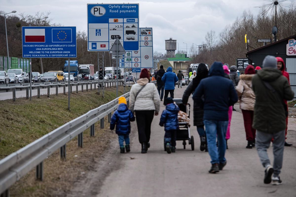 Ciudadanos ucranianos cruzan la frontera con Polonia. Foto: EFE