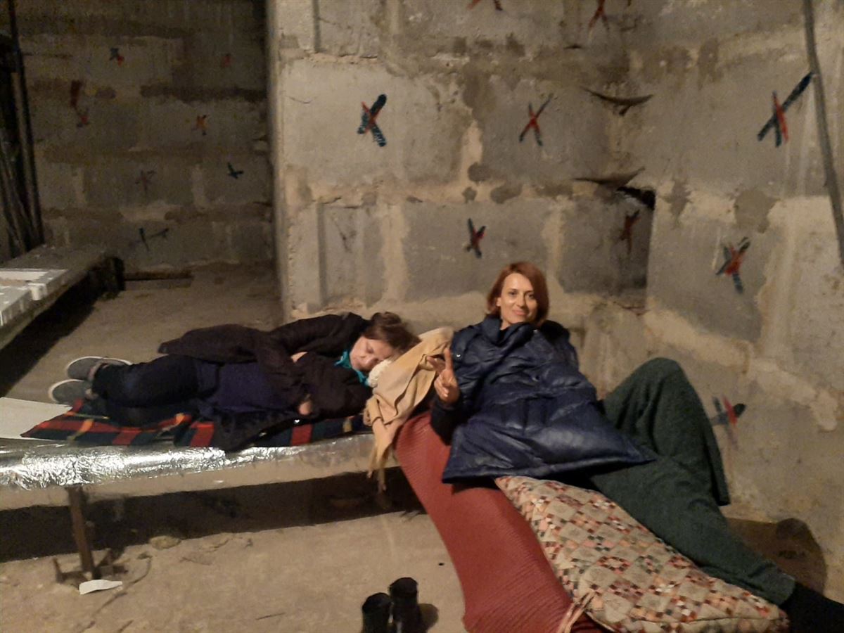 Olga Tarnovska en el interior de un refugio.
