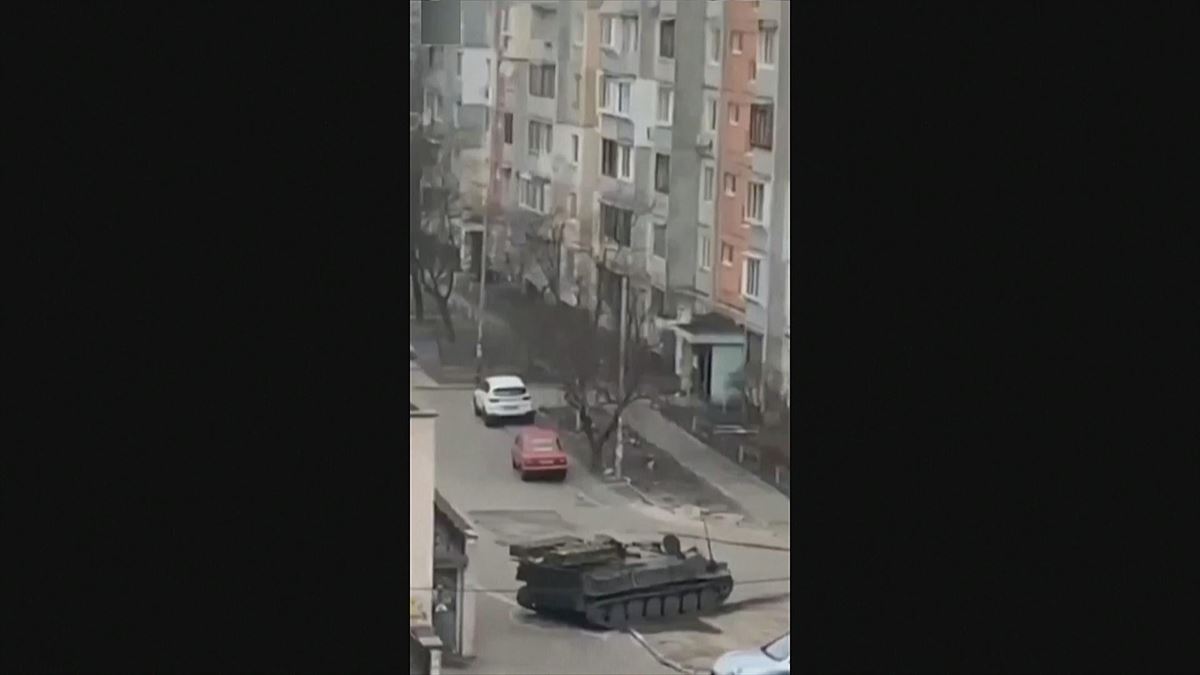 Tanke errusiar bat Kieven, zibilak bizi diren auzo batean. Reutersen bideo batetik hartutako irudia.
