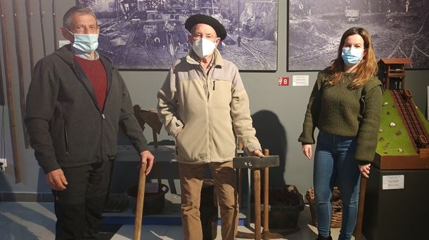 Eneko Yarza, Carmelo Uriarte y Haizea Uribelarrea en el Museo de la Minería de Gallarta