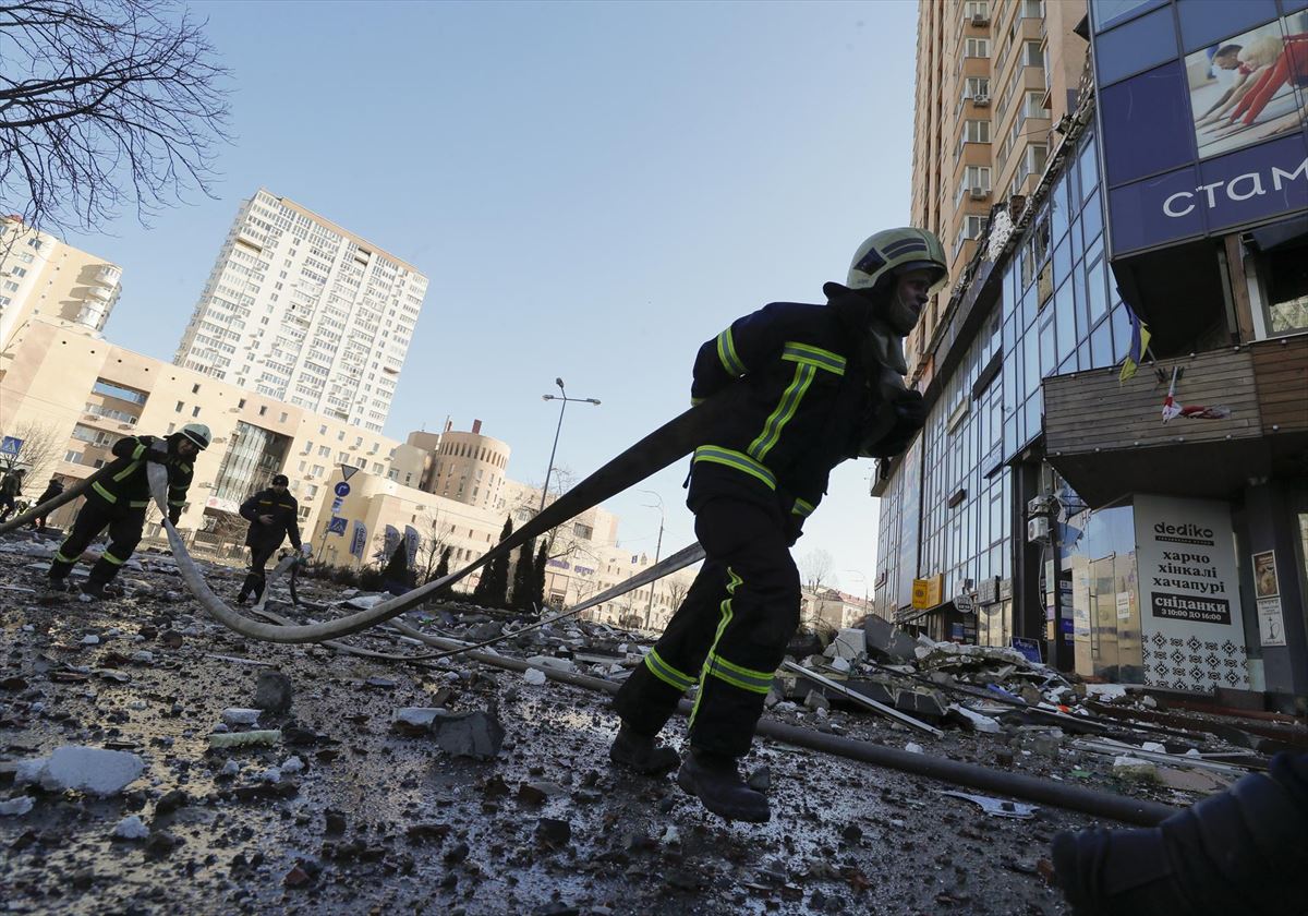 Servicios de emergencia trabajando en una zona residencial de Kiev. Foto: EFE