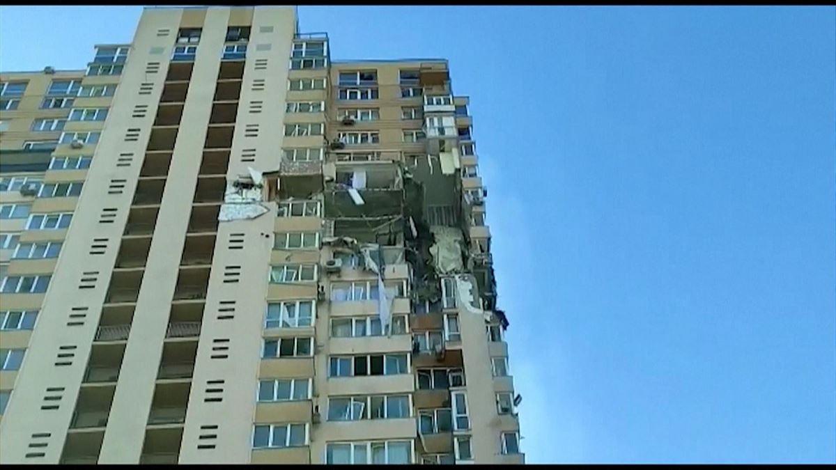Edificio destruido en Kiev. Foto obtenida de un vídeo de EITB Media.