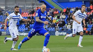 El Alavés se deja empatar dos veces por un Getafe con diez jugadores (2-2)