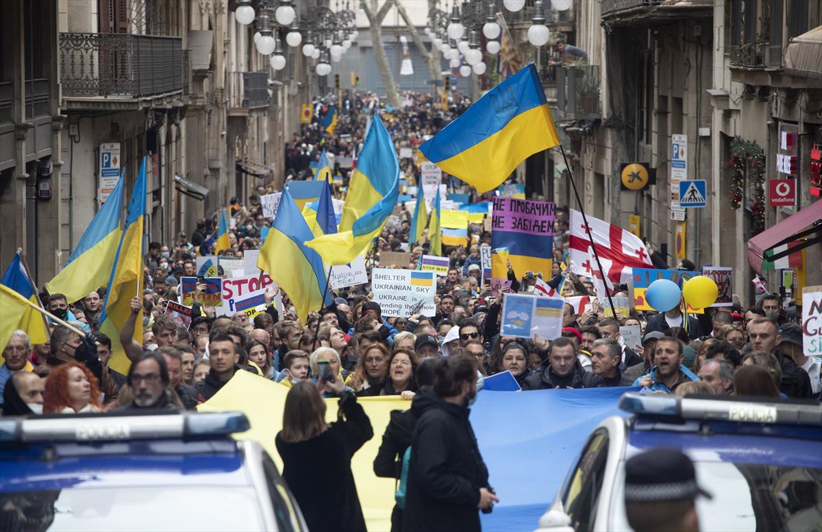 Ukrainaren aldeko manifestazioa, Bartzelonan. Argazkia: EFE