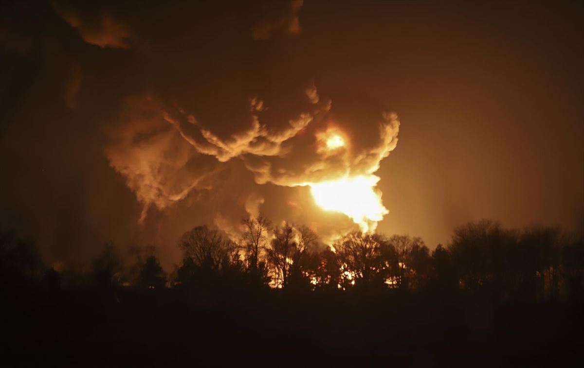 Depósito de petróleo en Vasilkov en llamas, cerca de Kiev. Foto: EFE