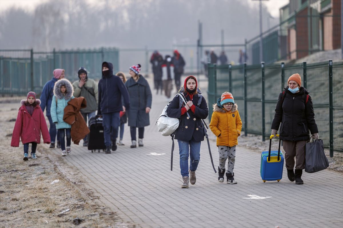 Refugiados ucranianos cruzan la frontera de Polonia. Foto: EFE