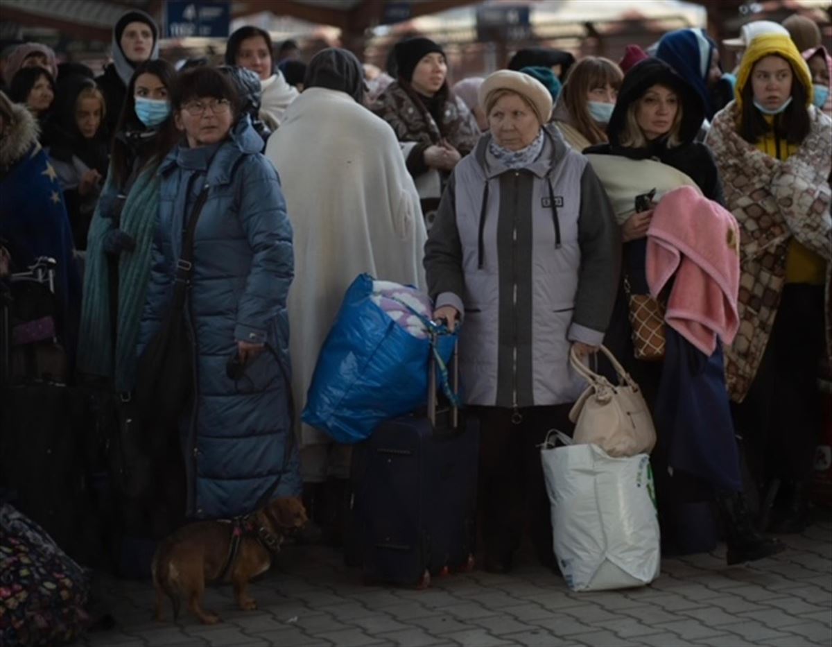 Refugiados ucranianos a su llegada a la estación de tren de tren de Przemsyl, en Polonia