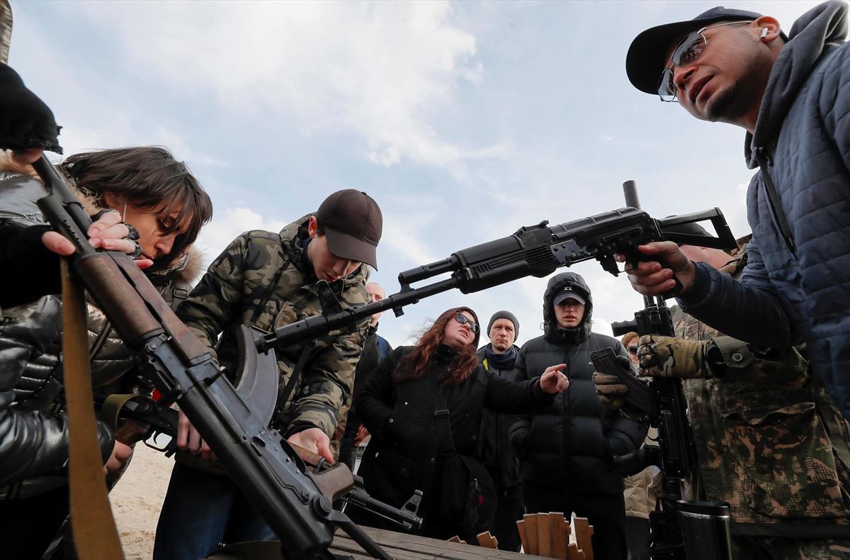 Civiles ucranianos reciben instrucciones para el uso de armas en Kiev el 20 de febrero. Foto: EFE