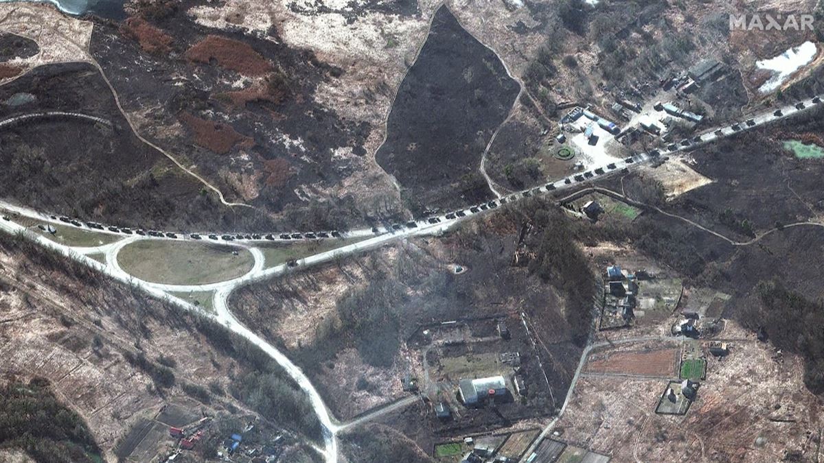 Un convoy de más de 60 kilómetros se dirige hacia Kiev, según imágenes satelitales de EE. UU.