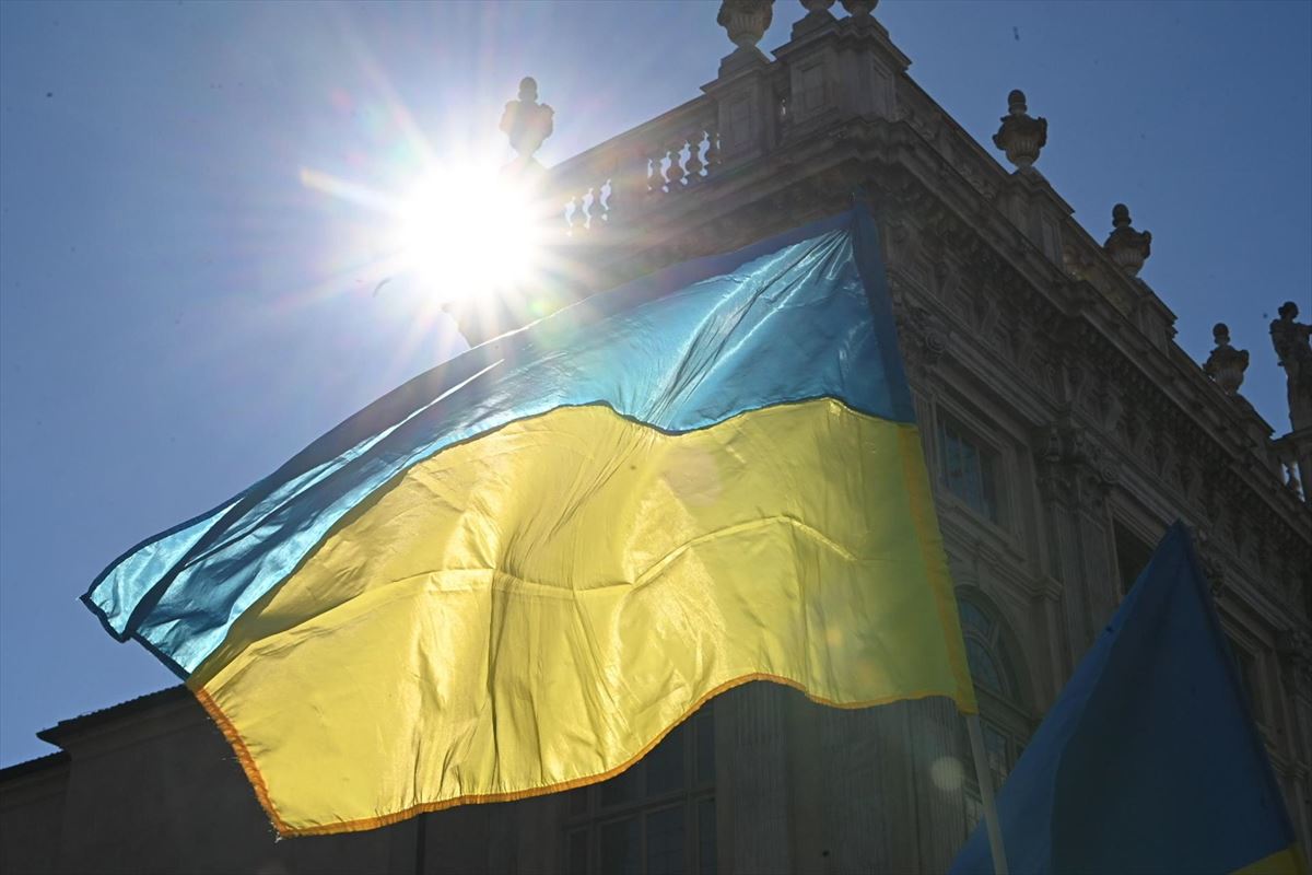 La bandera ucraniana ondea durante una protesta contra la invasión rusa en Ucrania