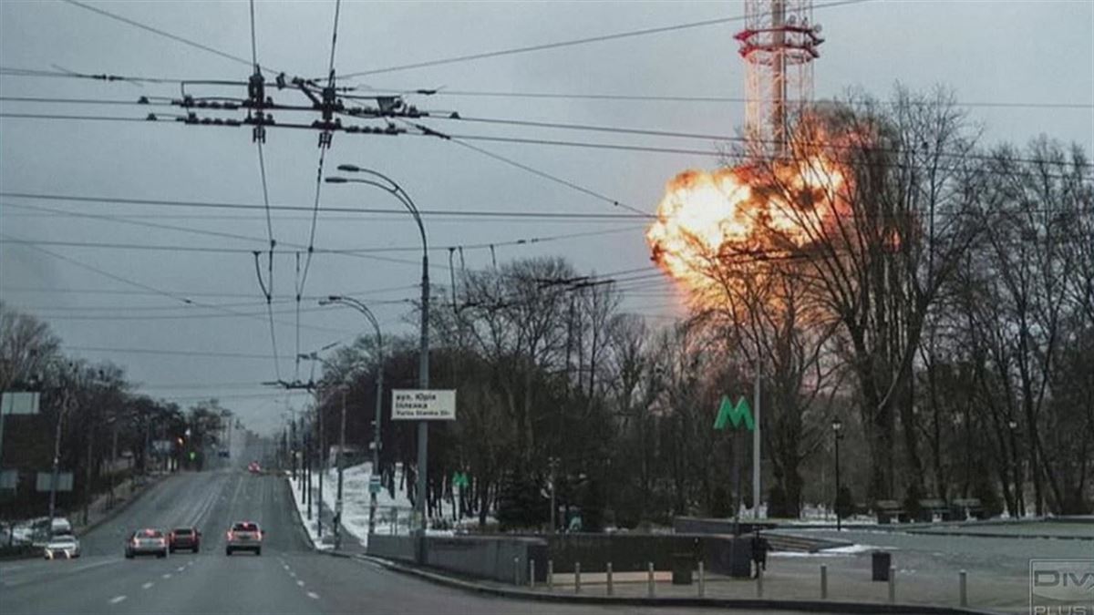 Rusia bombardea una torre de TV en Kiev