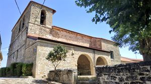 La humilde iglesia de Burgueta cuenta con un acceso curioso a su sorprendente sacristía