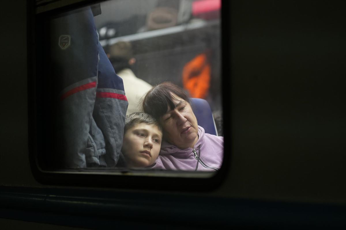 Un niño y una mujer en un tren polaco, tras llegar de Ucrania. 