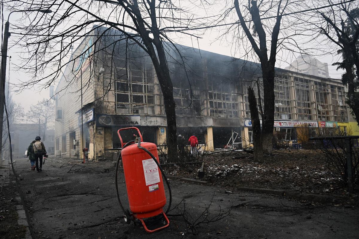 Kieveko hainbat txoko txikituta geratu dira. Argazkia: EFE