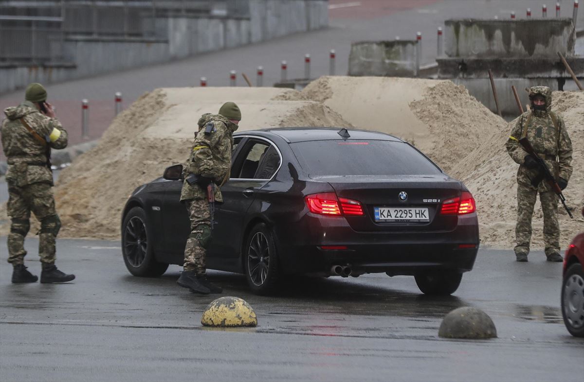 Soldaduak hiriburuan jarritako checkpoint batean.Argazkia: EFE