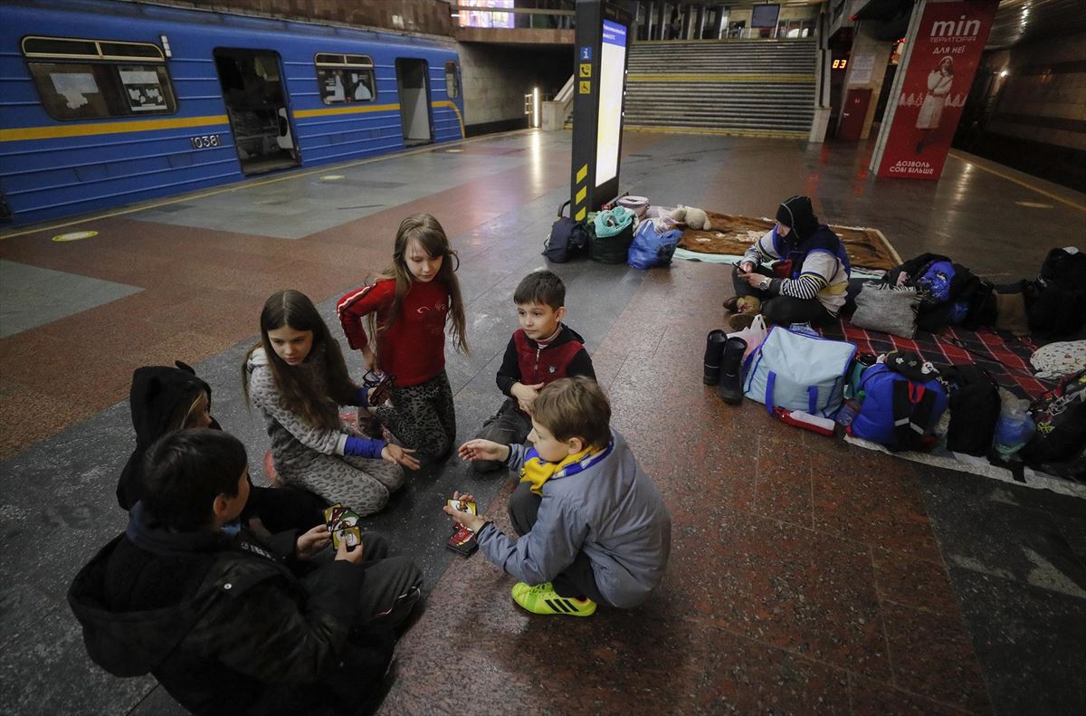 Hainbat lagun, pilatuta, Kieveko metroan. Argazkia: EFE