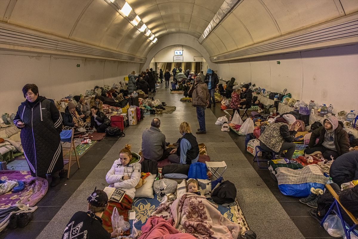 Decenas de personas permanecen refugiadas en el metro de Kiev. Foto: EFE