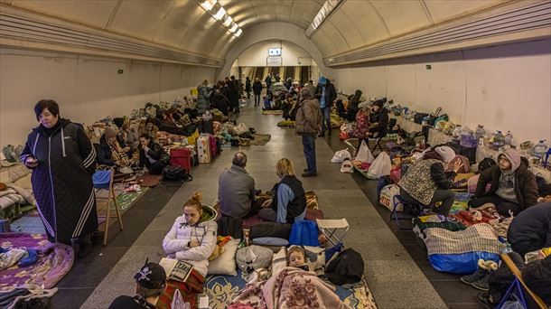 Dozenaka lagun Kieveko metroan babestuta. Argazkia: EFE