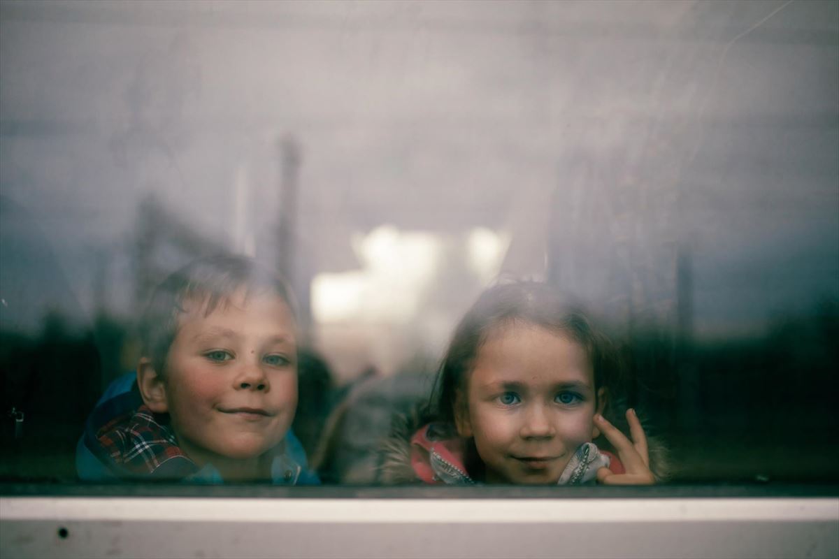 Un niño y una niña de Ucrania, en un tren polaco. 
