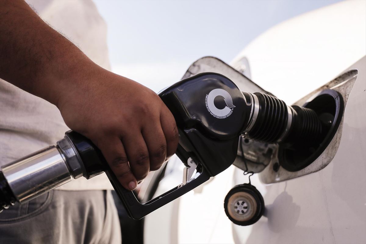 La gasolina y el gasóleo han bajado en un 1,4 % y un 2 %, respectivamente. Foto: EFE