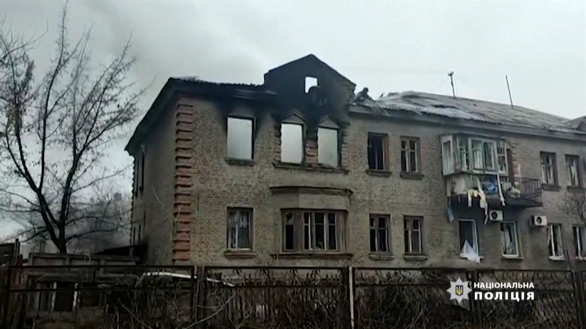 Edificio en llamas cerca de Kiev (Ucrania)