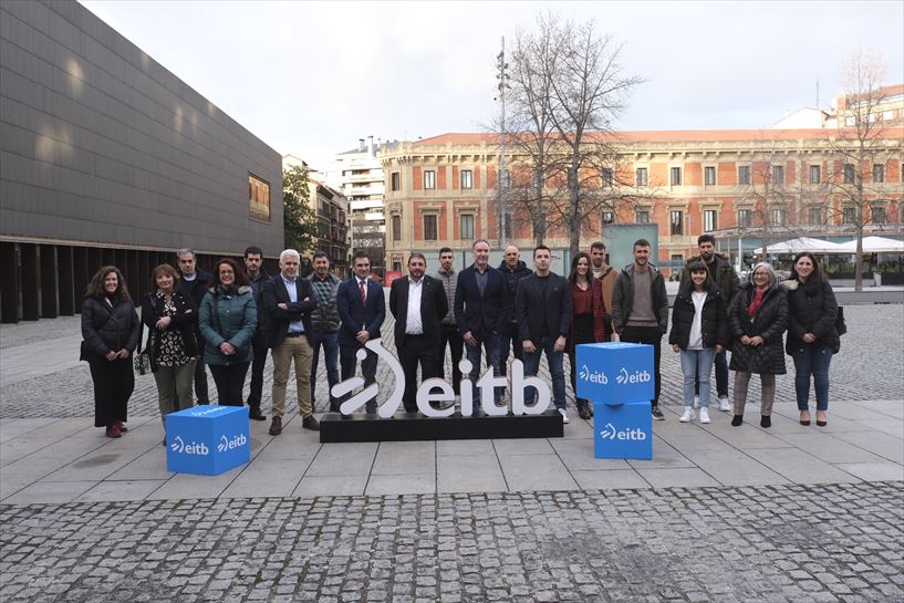 Foto de grupo durante la presentación. Foto: EITB del programa