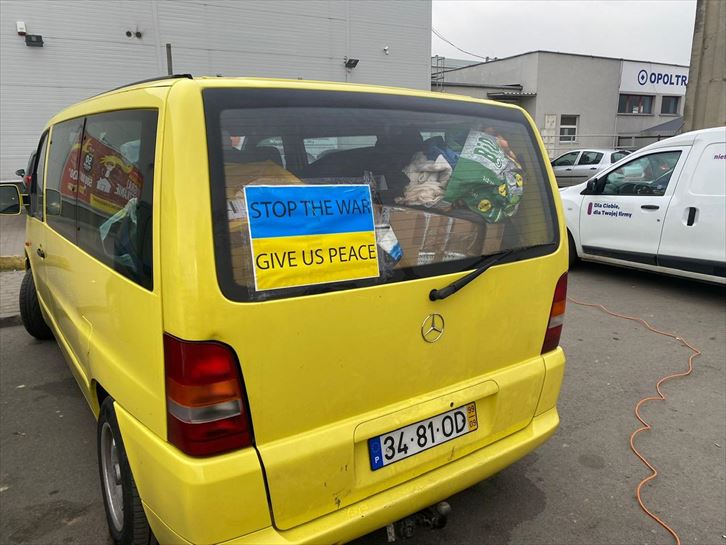 Bakearen alde kartel bat duen kotxea