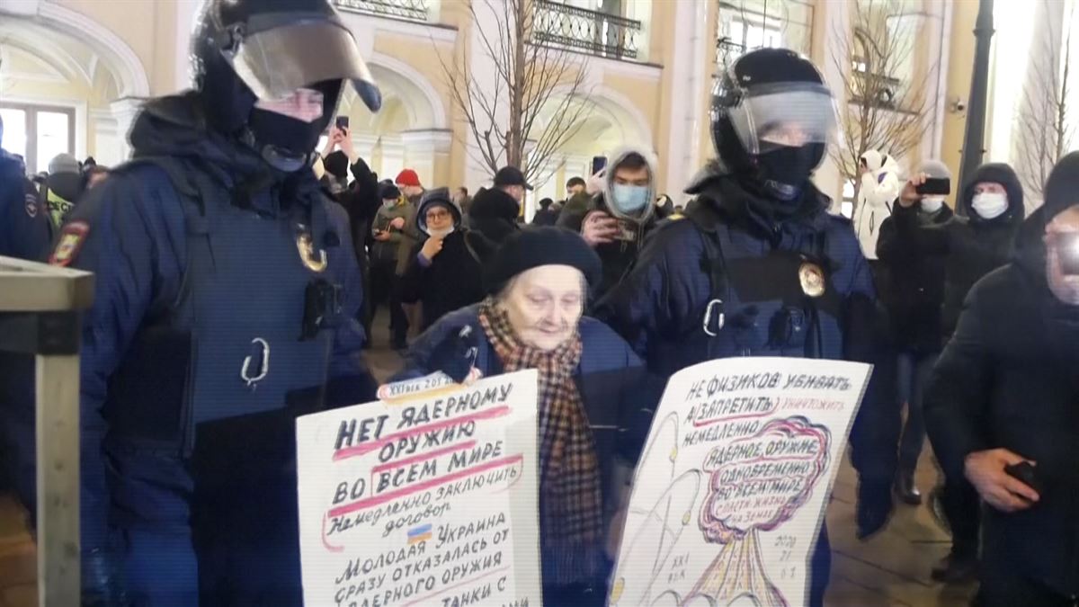 90 urteko emakume errusiarra protestan. Agentzietako bideo batetik ateratako irudia.