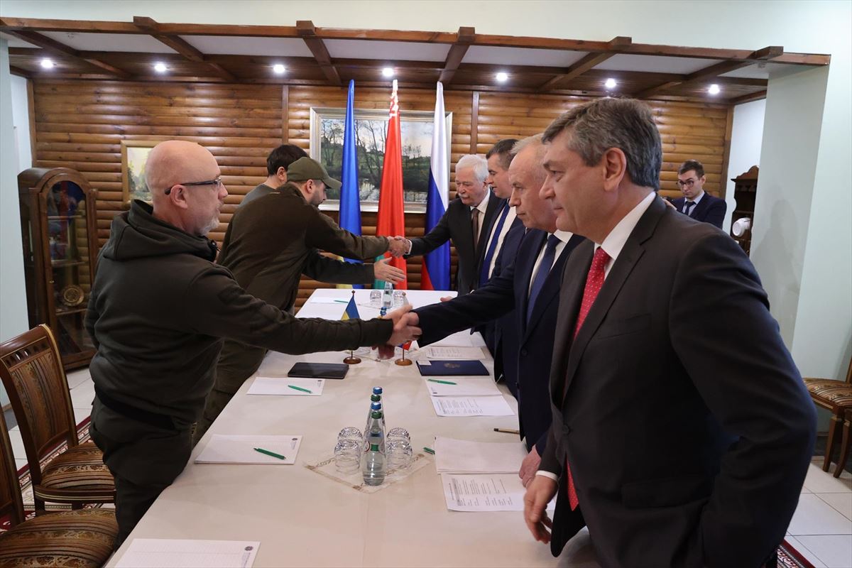 Las delegaciones de Ucrania y Rusia en la reunión que han mantenido en Bielorrusia. Foto: EFE