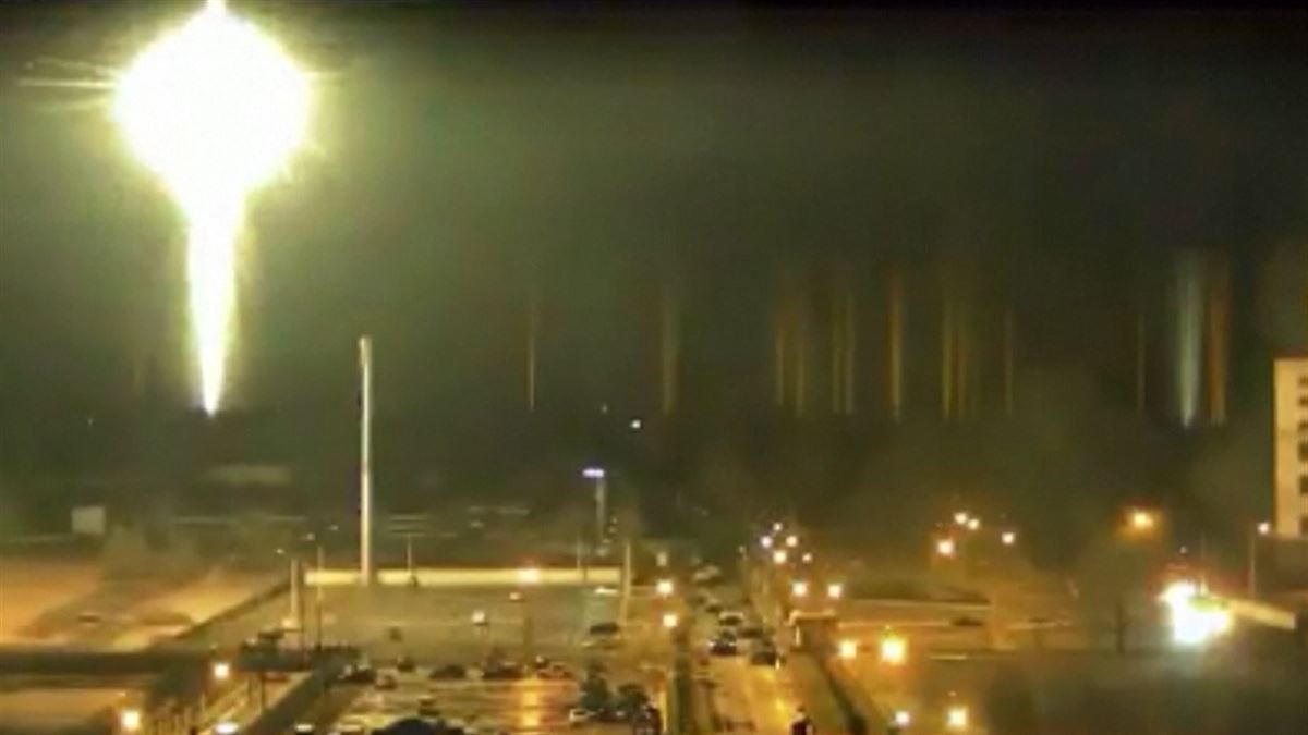 Ataque a la central nuclear de Zaporiyia. Imagen obtenida de un vídeo de Reuters.