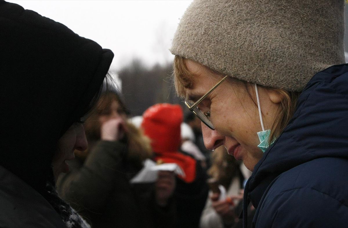 Una madre llora junto a su hija a su llegada a Polonia