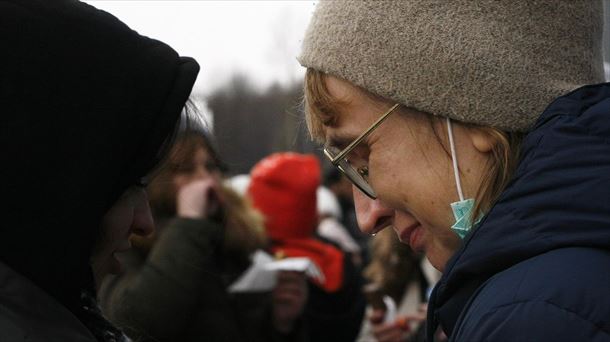 Una madre llora junto a su hija a su llegada a Polonia