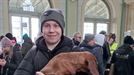Nazar, 13 años, de Kiev, con su perra title=