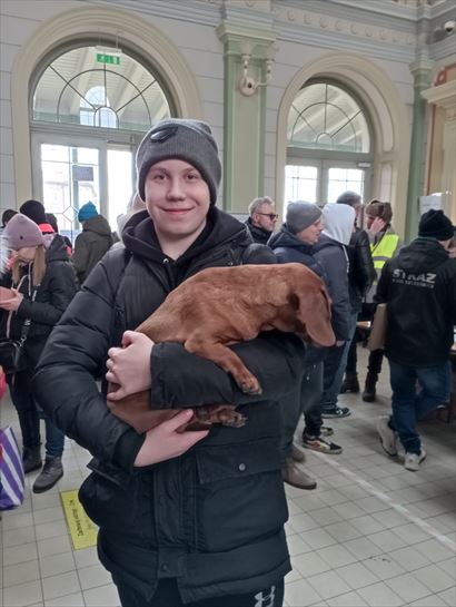 Nazar, 13 años, de Kiev, con su perra