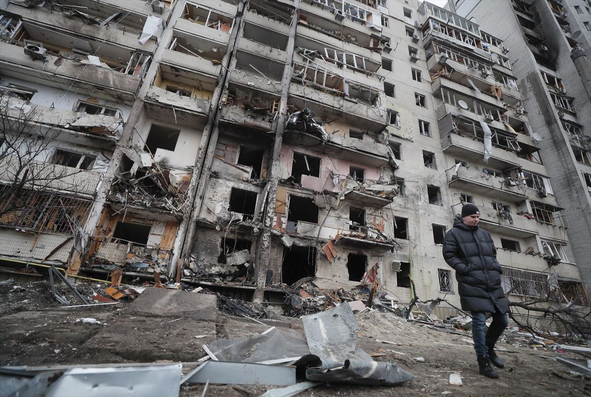 Consecuencias de un bombardeo en una zona residencial de Kiev. Foto: EFE
