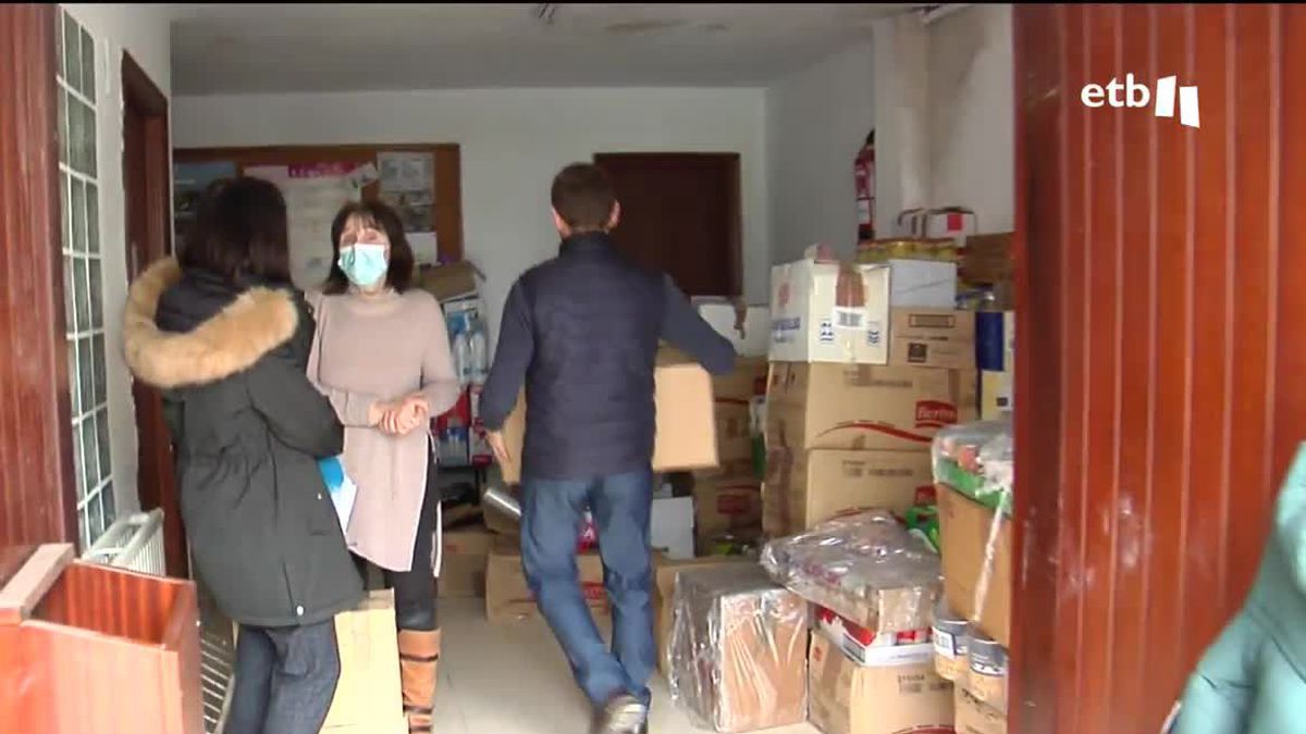 Camiones llenos de alimentos y medicamentos parten desde decenas de localidades vascas hacia Ucrania