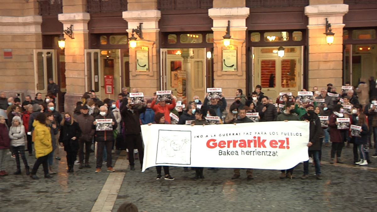 Bajo el lema ''No a la guerra'', cientos de personas se han concentrado en Bilbao y Pamplona