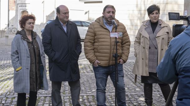 Hualde, ante el micrófono, en Pamplona/Iruña. Foto: Nafar Buru Batzar