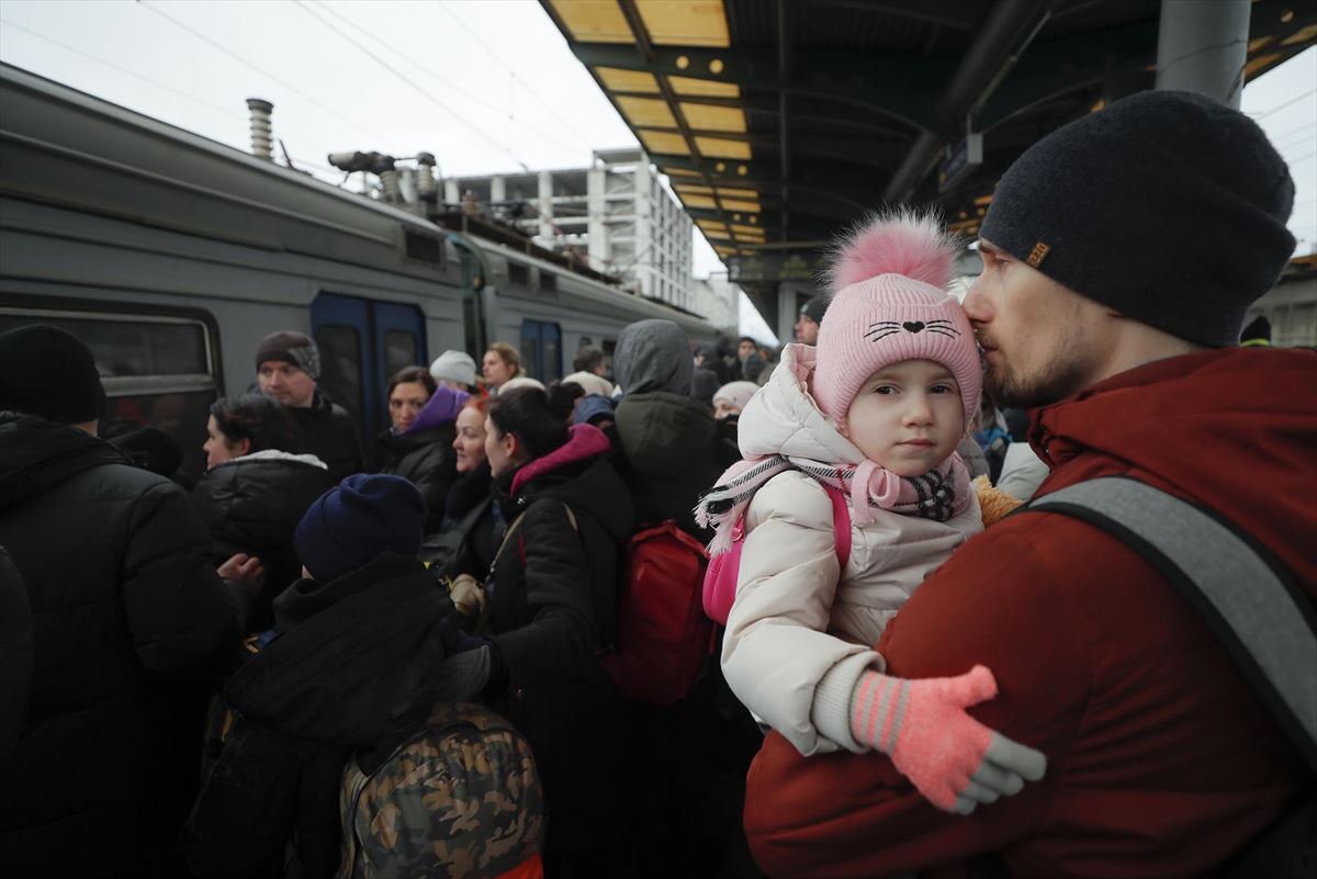 Errefuxiatu ukrainarrak Kieveko tren-geltokian. Artxiboko argazkia: EFE