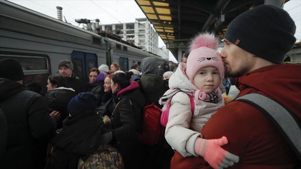 Hainbat pertsona Kieveko tren geltoki batean. Artxiboko argazkia: EFE.