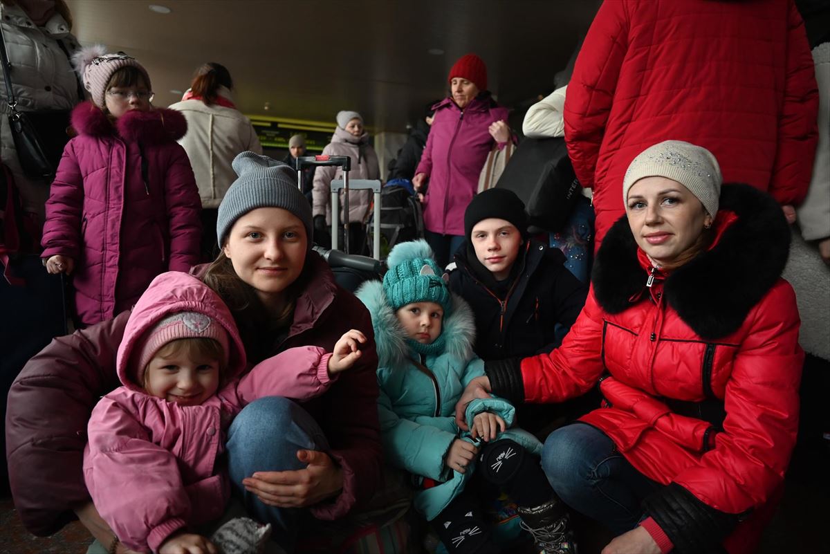 Refugiados en la estación de tren de Kiev. EFE